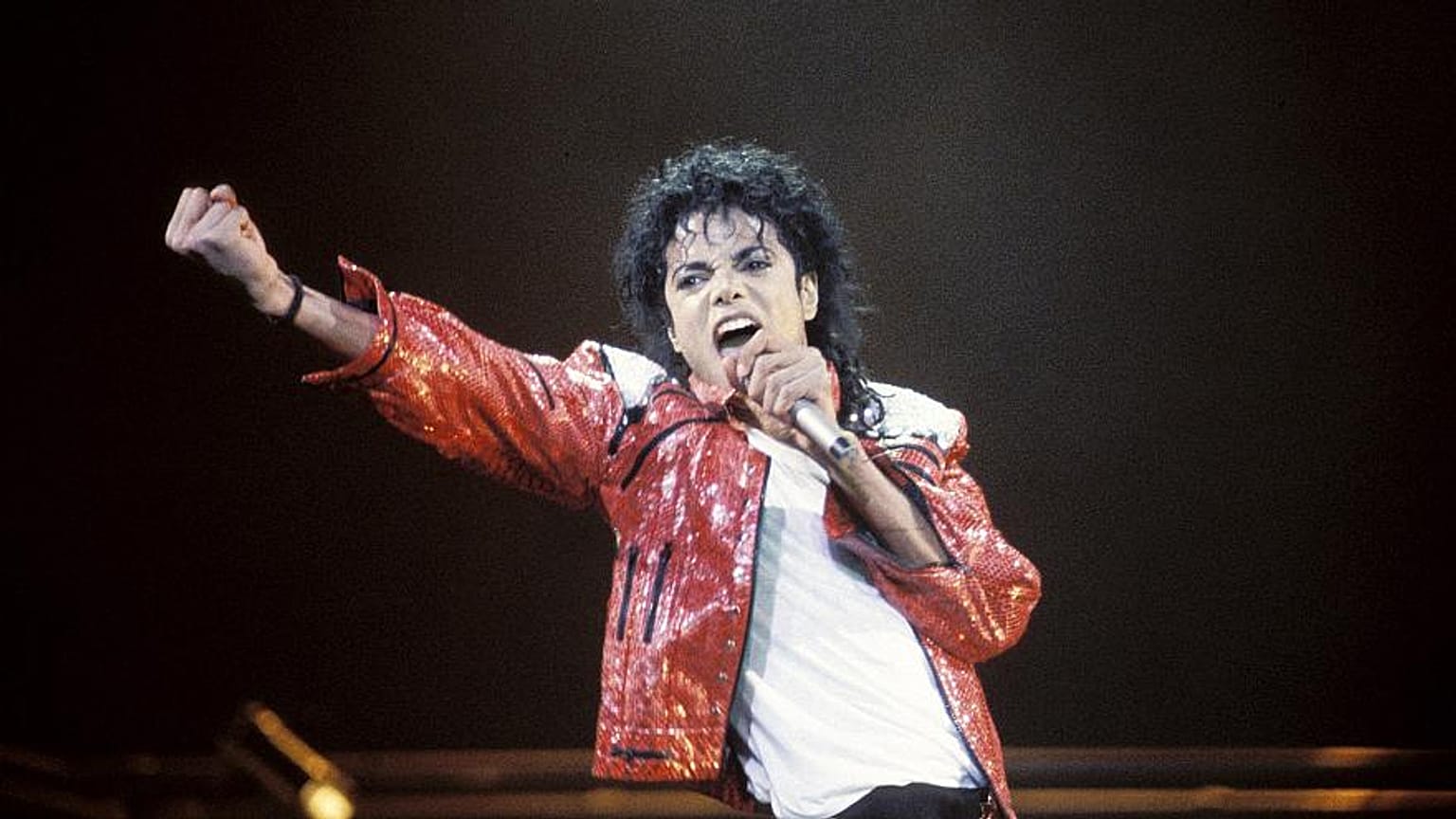 Michael Jackson performs
