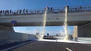 Italie : des agriculteurs en colère déversent du lait depuis un pont