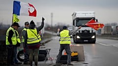 Sarı Yelekliler 'işbirlikçi' olmakla suçladığı gazeteleri bastı