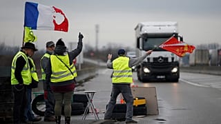 Sarı Yelekliler 'işbirlikçi' olmakla suçladığı gazeteleri bastı