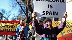 Vor dem Gerichtsgebäude protestieren einige Spanier.