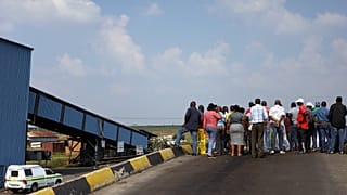 Dühös bányászok miatt akadozik a mentés a dél-afrikai Gloria bányánál 