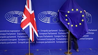 Az EU zászlóját igazítják az Európai Parlamentben