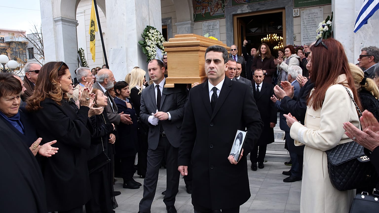 Πλήθος κόσμου παρευρίσκεται στη νεκρώσιμη ακολουθία της Νίκης Γουλανδρή