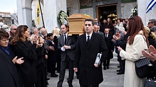 Πλήθος κόσμου παρευρίσκεται στη νεκρώσιμη ακολουθία της Νίκης Γουλανδρή
