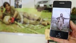 یک پیشمرگه که هر دو پایش را از دست داده در حال مرور خاطرات