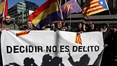 Katalan liderlerin davası Barselona'da protesto edildi