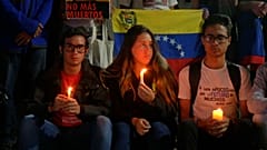 Jóvenes venezolanos celebran una vigilia en Caracas por los muertos en las protestas