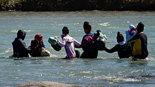 Новые группы мигрантов пытаются перебраться из Мексики в США