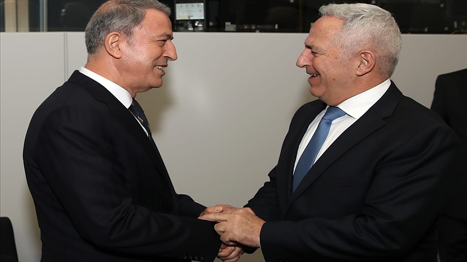 Χωρίς στρατιωτικές στολές η συνάντηση Αποστολάκη - Ακάρ