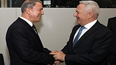 Χωρίς στρατιωτικές στολές η συνάντηση Αποστολάκη - Ακάρ