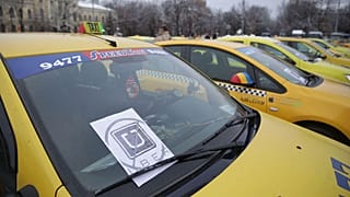 Ρουμανία: Στους δρόμους εναντίον Uber και Taxify οι οδηγοί ταξί