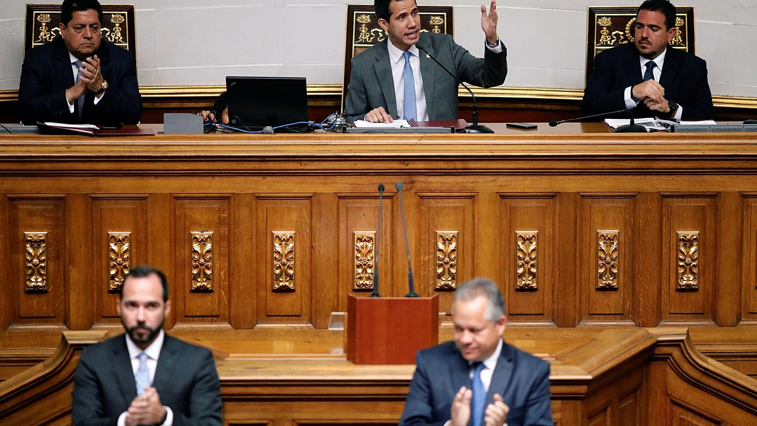 Denuncian que grupo de chavistas intentó irrumpir en hemiciclo del Parlamento