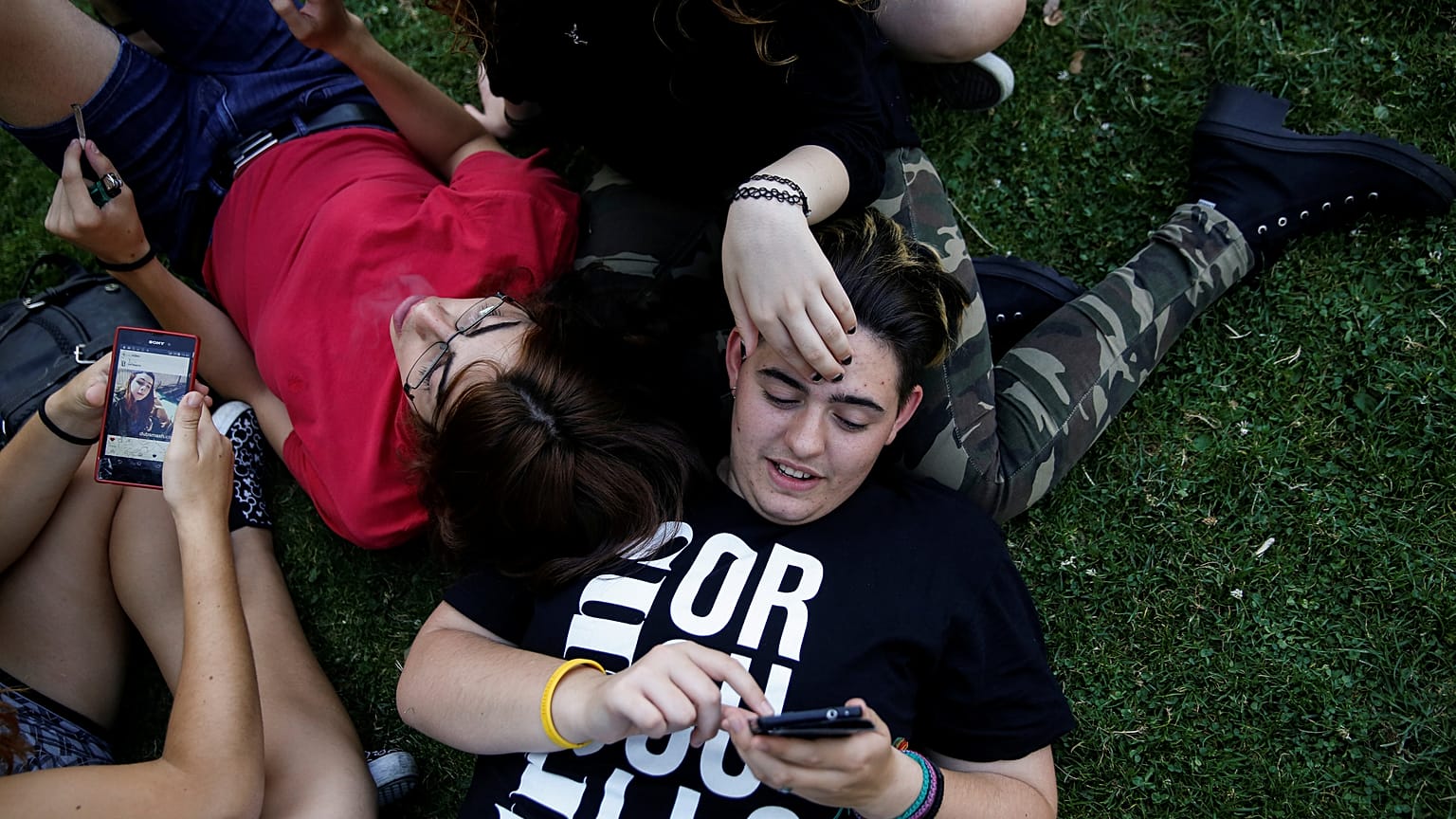 Transgender tizenévesek egy madridi parkban