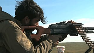 أحد مقاتلي قوات سوريا الديمقراطية
