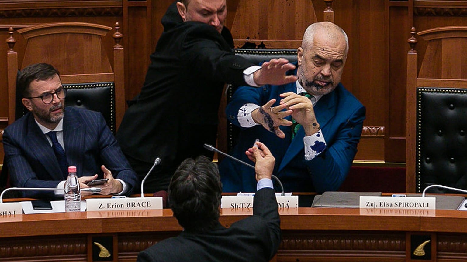 Επίθεση με μελάνι στον Έντι Ράμα