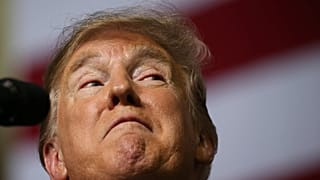 Az amerikaiak jobban bíznak Merkelben és Macronban, mint a saját elnökükben