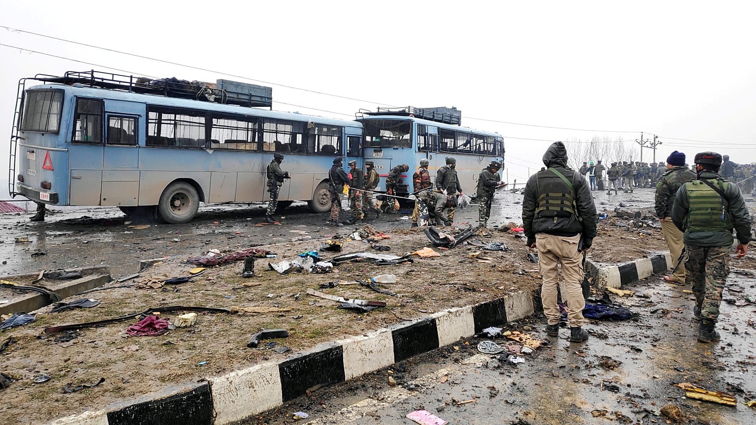 Keşmir'de paramiliter konvoya intihar saldırısı: En az 44 ölü