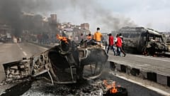 الجنود الهنود يفحصون الأنقاض بعد انفجار جنوب كشمير