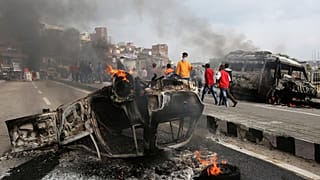 الجنود الهنود يفحصون الأنقاض بعد انفجار جنوب كشمير