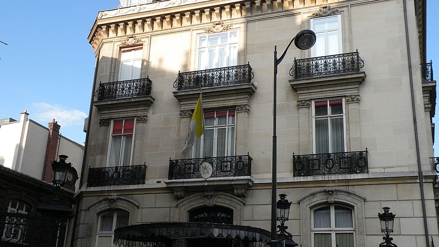 Il nunzio apostolico a Parigi sotto inchiesta