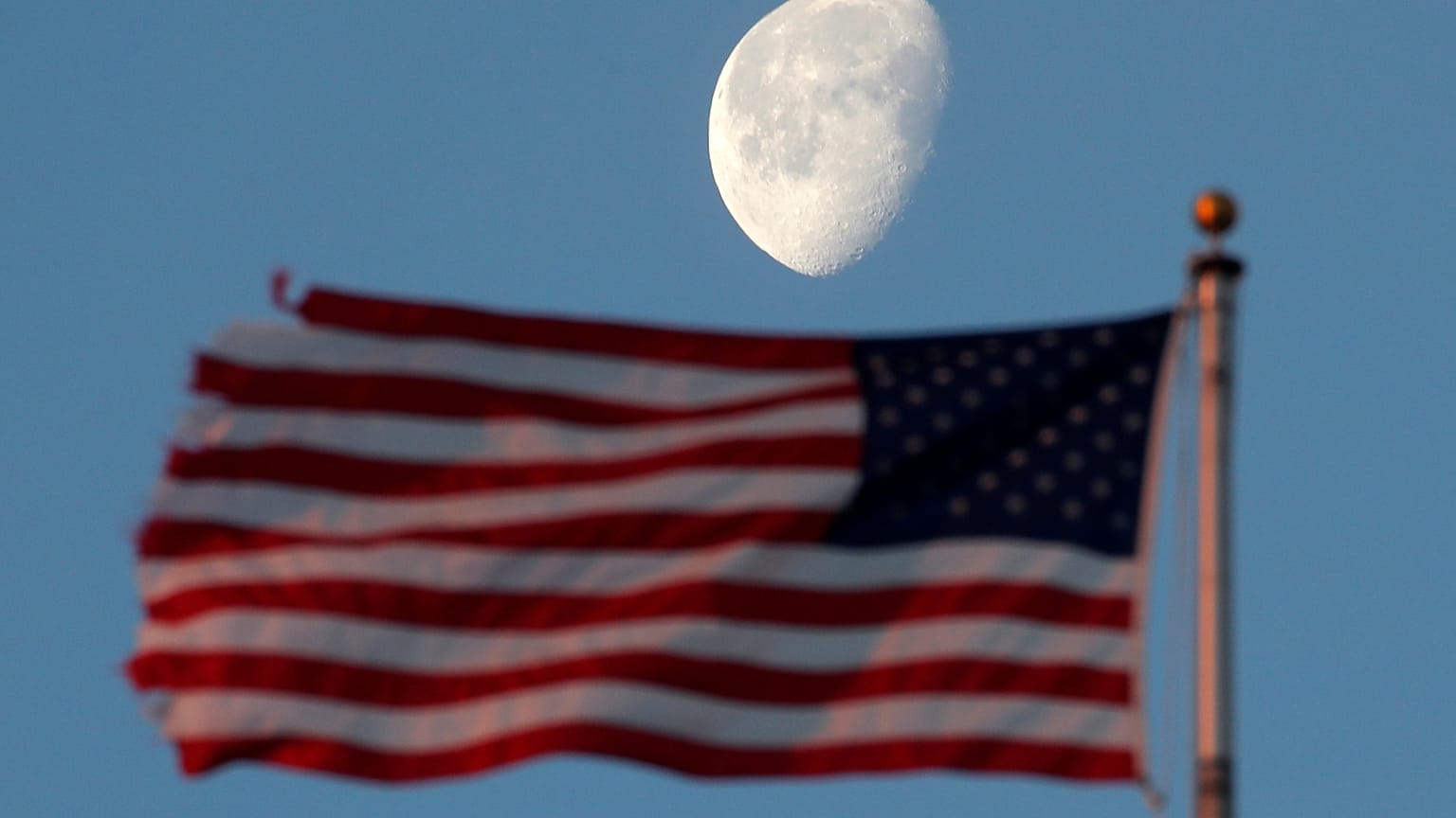 Az amerikaiak mihamarabb vissza akarnak térni a Holdra, és ott is maradnának