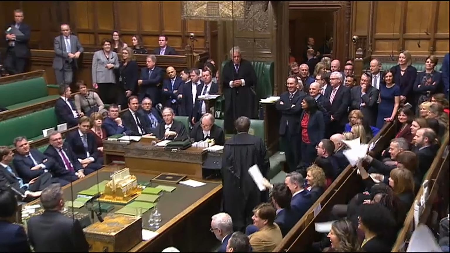 Brexit: Αυξάνεται η πίεση στην Μέι