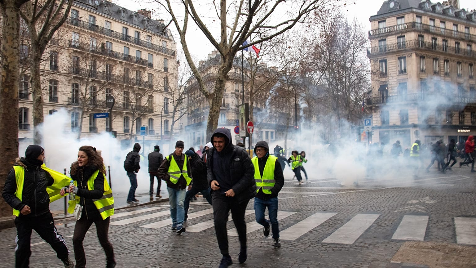 تهديد أحد قادة حراك السترات الصفراء بانقلاب عسكري ووزير الداخلية الفرنسي يرد