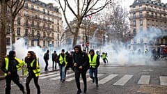 تهديد أحد قادة حراك السترات الصفراء بانقلاب عسكري ووزير الداخلية الفرنسي يرد