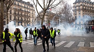 تهديد أحد قادة حراك السترات الصفراء بانقلاب عسكري ووزير الداخلية الفرنسي يرد