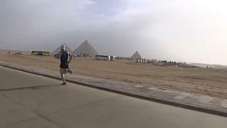 أهرامات الجيزة تحتضن ماراثوناً بمشاركة آلاف العدائين لتنشيط السياحة