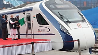 Hindistan'ın ilk yerli hızlı treni ikinci gününde ineğe çarparak arızalandı