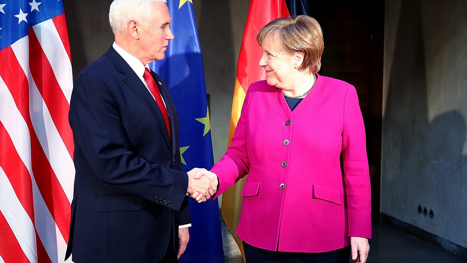 خلاف بين بنس وميركل حول إيران