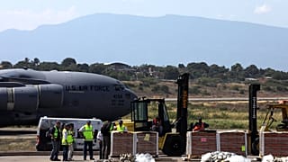 Juan Guaidó da siete días a los militares venezolanos para que dejen entrar la ayuda humanitaria