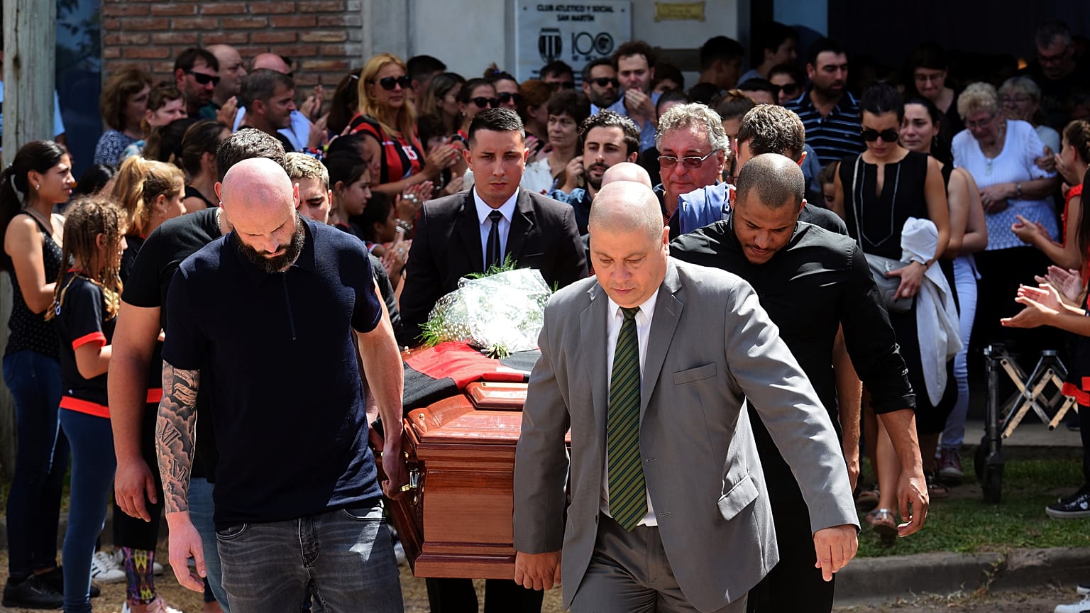 Eltemették Emiliano Salát 