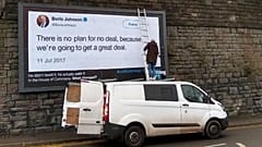 Brexit referandumu öncesi siyasilerin verdiği vaatleri ilan panolarına asan '4 emekçi baba'