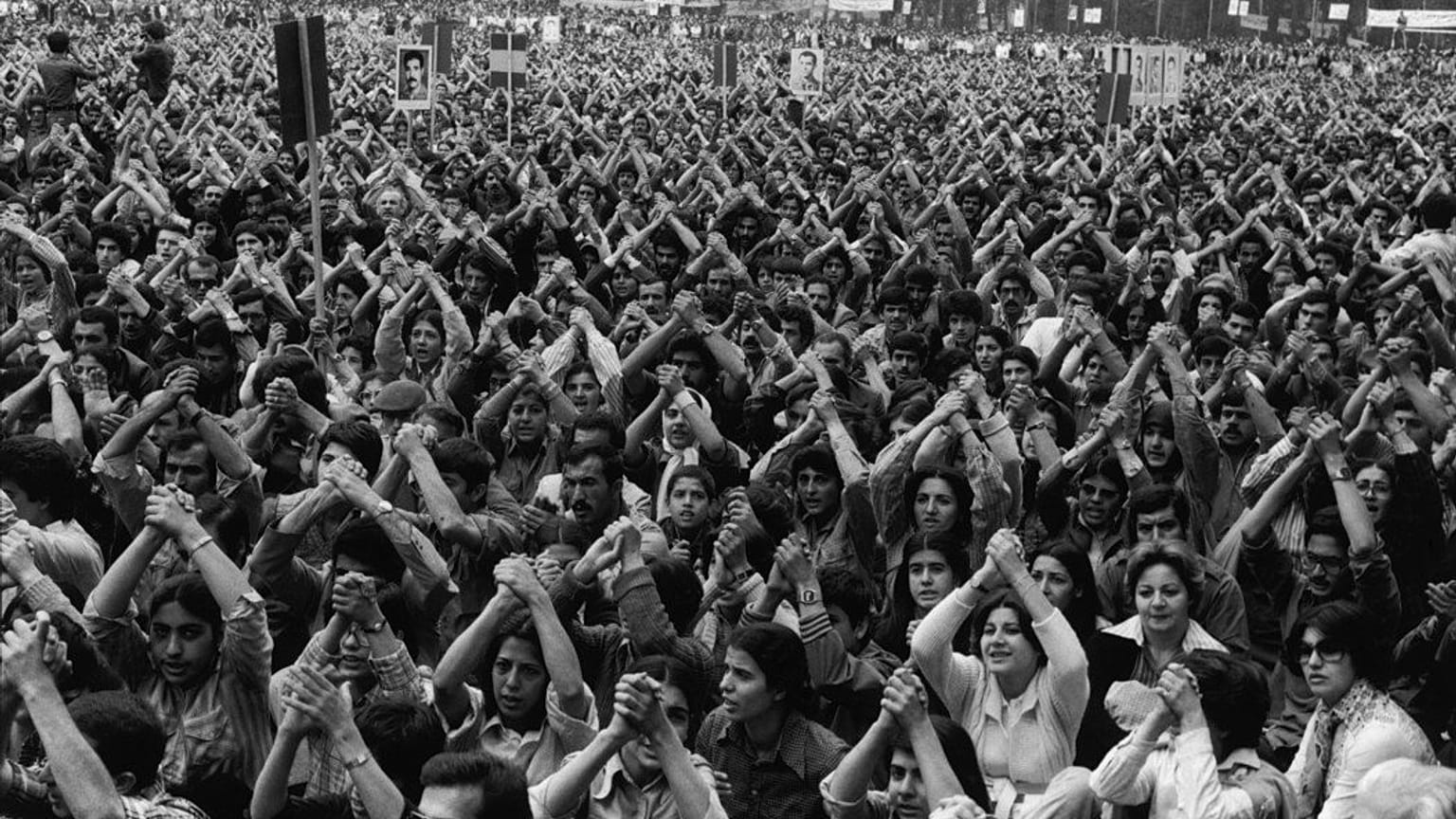 گردهمایی چریک‌های فدایی خلق در برابر دانشگاه تهران