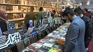 زوار في معرض بغداد الدولي للكتاب 