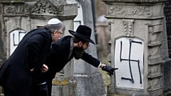 Rabino Harold-Abraham Weill inspecciona tumbas profanadas en Francia