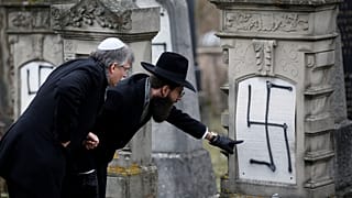 Rabino Harold-Abraham Weill inspecciona tumbas profanadas en Francia