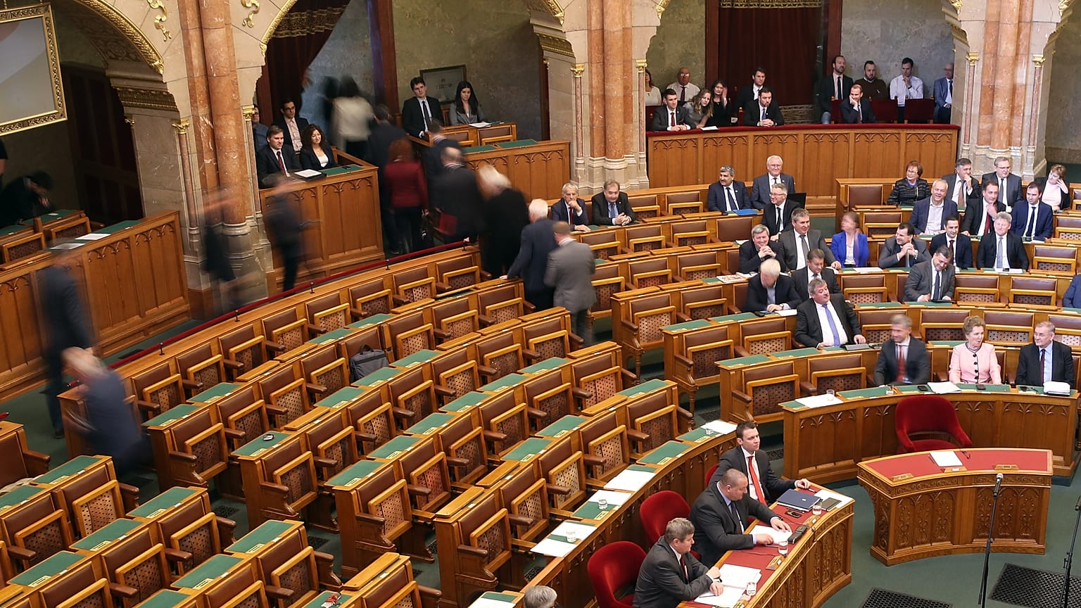 Az ellenzéki képviselők kivonulnak az ülésteremből