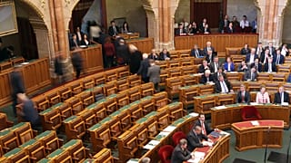 Az ellenzéki képviselők kivonulnak az ülésteremből