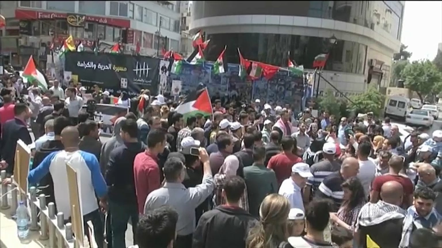 مسؤول فلسطيني يلوّح بمقاطعة البضائع الإسرائيلية رداً على اقتطاع أموال الضرائب