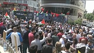 مسؤول فلسطيني يلوّح بمقاطعة البضائع الإسرائيلية رداً على اقتطاع أموال الضرائب