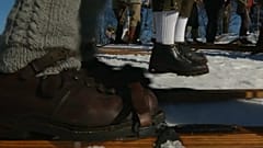 Traditionelle Holzskier: Teilnehmer wetteifern um Sieg