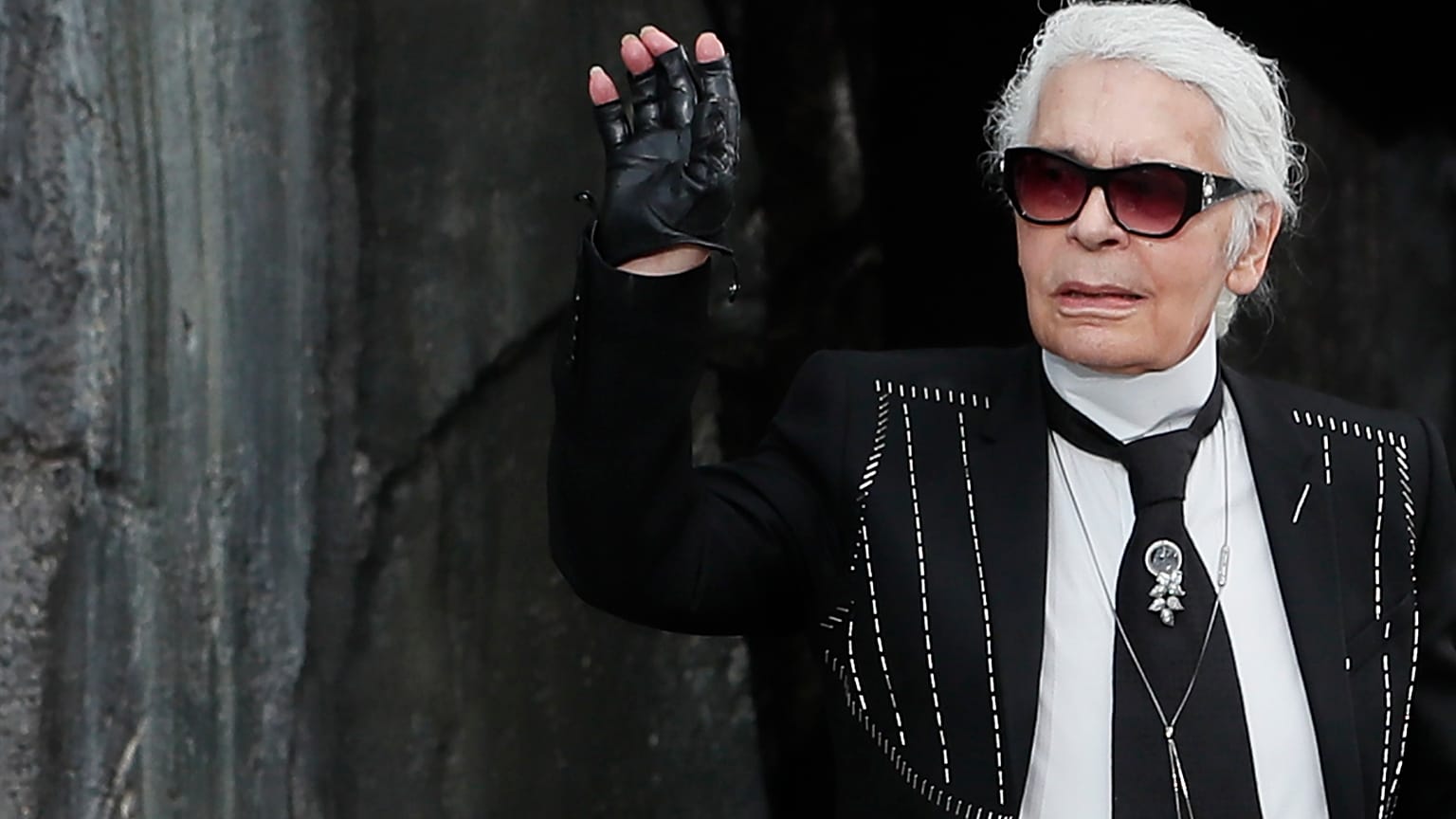 Meghalt Karl Lagerfeld divattervező