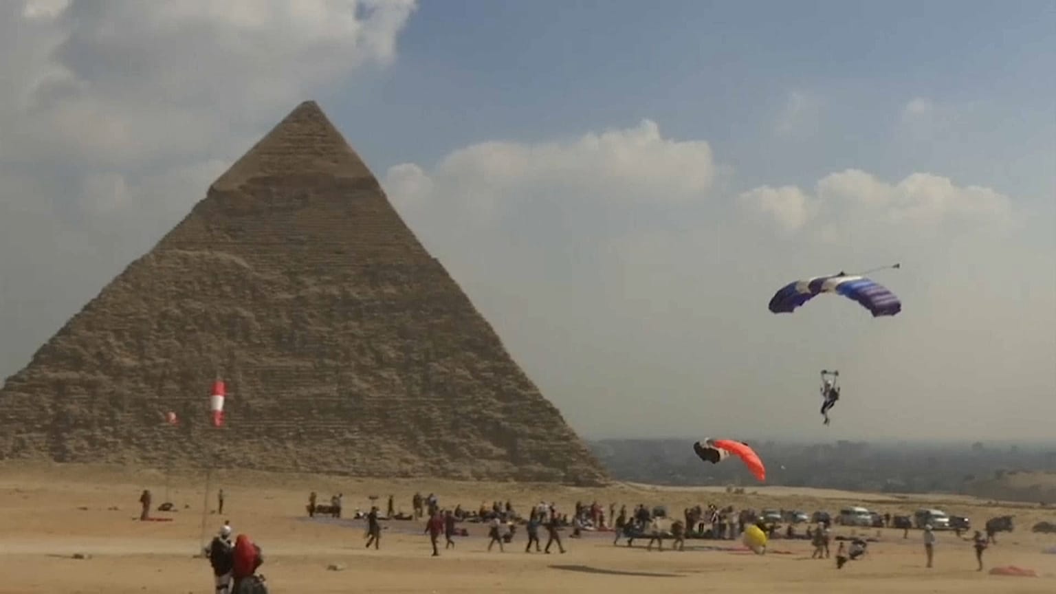 150 مغامرا سيقفزون بالمظلات فوق الأهرامات