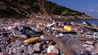 Τα πλαστικά απειλούν τον Σαρωνικό