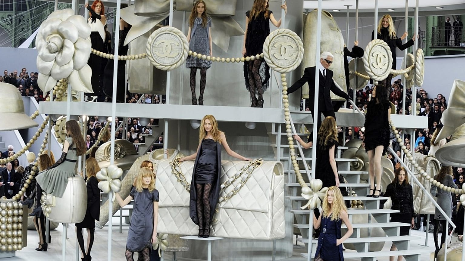  Fashion industry mourns Karl Lagerfeld 