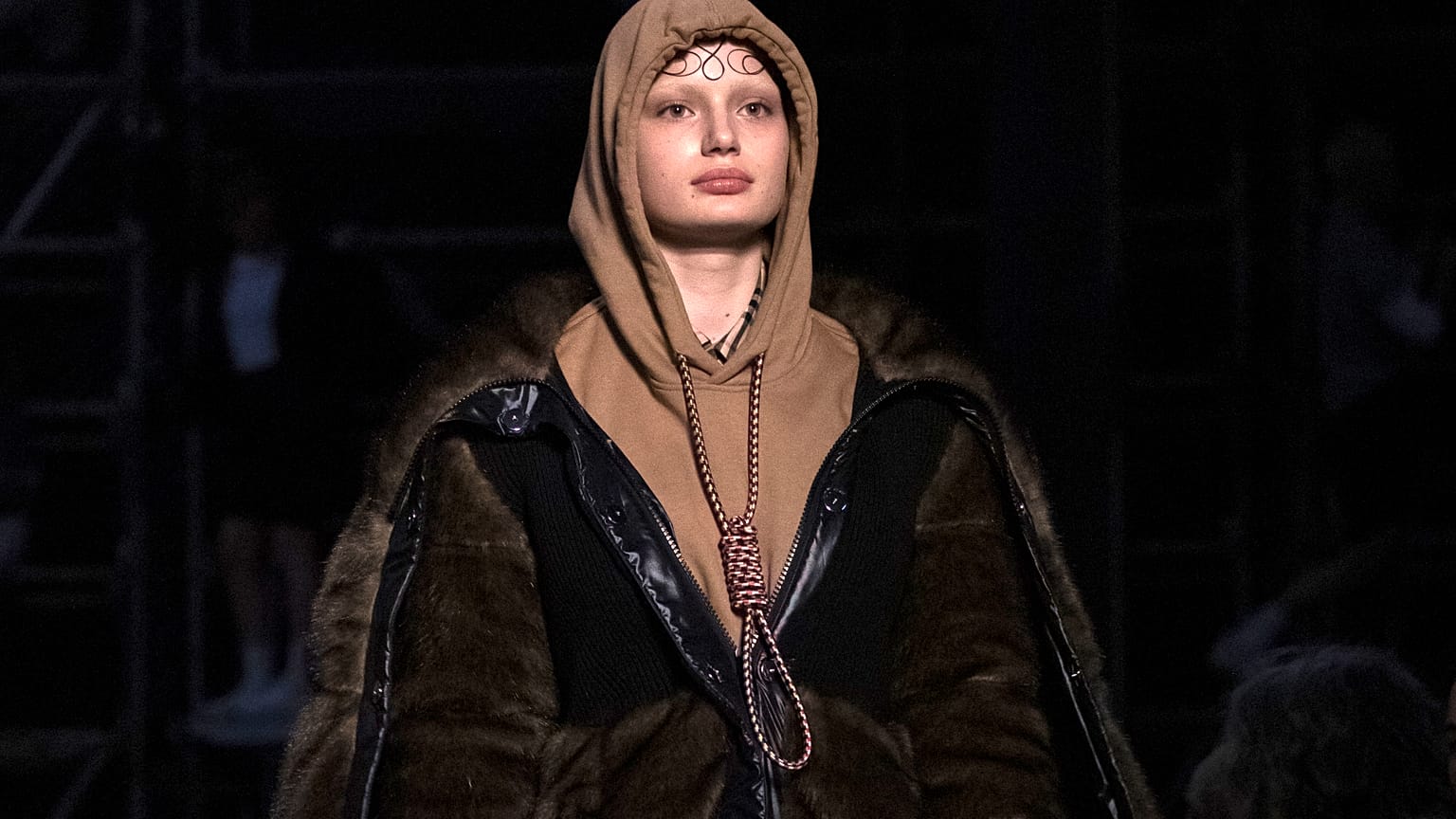'İntihar moda değildir': İngiliz moda devi Burberry'den 'idam ipli' tasarıma özür
